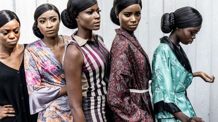 La saison des Fashion Weeks africaines a commencé. Du 25 au 27 mai, il y a eu la Kigali Fashion Week 2017, au Rwanda, «un évènement de mode haut de gamme pour un public exclusif», comme l’affirme sa page Facebook. Quelques jours plus tard, les 3 et 4 juin, l’African Fashion Week Nigeria a eu lieu au National Theater de Lagos. «Notre mode, notre culture, notre héritage», proclamait fièrement le site de l’évènement, en expliquant: «La mode meurt rapidement. Le style dure toujours»… Outre le Nigeria, quatre pays y étaient représentés, le Sénégal, le Cameroun, le Ghana et la Zambie, pour montrer ce que l’Afrique produit de meilleur en matière de mode. Du 28 au 30 septembre se tiendra la Kampala Fashion Week, celle «qui monte», dixit les spécialistes. Nés en Europe ou en Afrique, les jeunes créateurs du continent «qui font briller la mode africaine», «ont entre 20 et 40 ans (…). Diplômés, polyglottes et entreprenants, ils posent sur la terre de leurs parents un autre regard. Et plutôt que de financer les proches restés au pays, ils créent des entreprises (…) à cheval entre les deux continents», rapporte «Madame Figaro».  (AFP - Marco Longari)