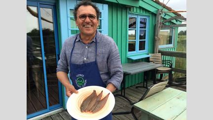  (James Robert et une assiette de céteaux © Laurent Mariotte / Radio France)