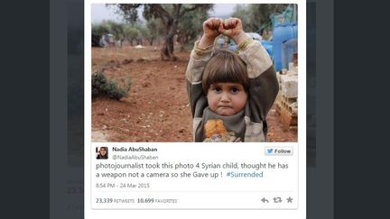 Capture d'&eacute;cran d'une photo prise en d&eacute;cembre&nbsp;dans le camp de r&eacute;fugi&eacute;s syriens d'Atmeh (Syrie), &agrave; la fronti&egrave;re turque, par le photographe turc Osman Sagirli.&nbsp;&nbsp; (OSMAN SAGIRLI / TWITTER)