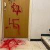 La porte d'entrée de l'appartement de Nancy taguée de dessins et messages antisémites. (BORIS LOUMAGNE - FRANCEINFO - RADIO FRANCE)