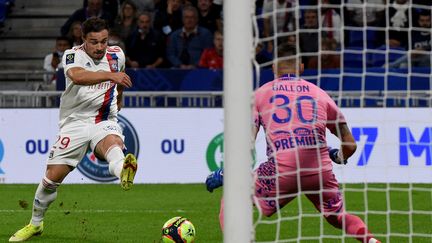 Xherdan Shaquiri a inscrit son premier but avec Lyon face à Troyes, mercredi 23 septembre.&nbsp; (JEAN-PHILIPPE KSIAZEK / AFP)