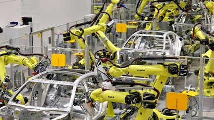 Les robots remplacent les ouvriers dans l'industrie automobile (usine Porche à Leipzig). (AFP/JAN WOITAS / DPA)