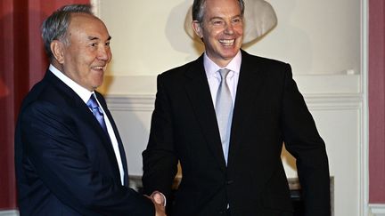 Le pr&eacute;sident kazakh&nbsp;Noursoultan Nazarba&iuml;ev (&agrave; gauche) lors d'une rencontre avec le Premier ministre britannique de l'&eacute;poque Tony Blair, le 21 novembre 2006. (ALASTAIR GRANT/AFP)