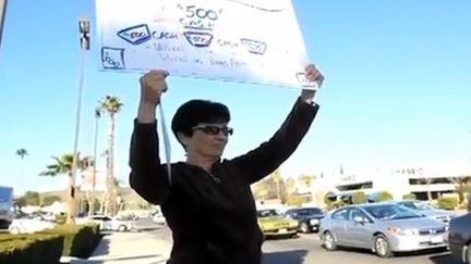 Linda Smith pose avec une pancarte &agrave; Menifee, en Californie, le 1er mars.&nbsp; (PE / YOUTUBE)