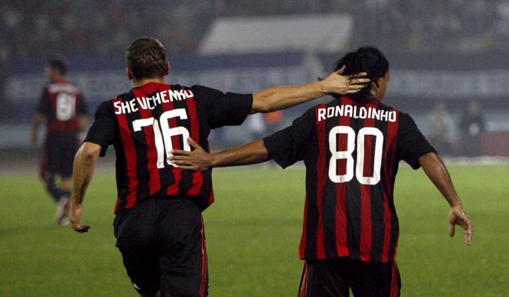 L'Ukrainien Andreï Chevtchenko et le Brésilien Ronaldinho sous les couleurs de l'AC Milan de Silvio Berlusconi, le 14 octobre 2008. (ARMANDO BABANI / AFP)