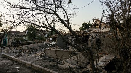 Un champ de ruines après un tir de missile à Mykolaïv, dans le sud de l'Ukraine, le 29 août 2022. (DIMITAR DILKOFF / AFP)