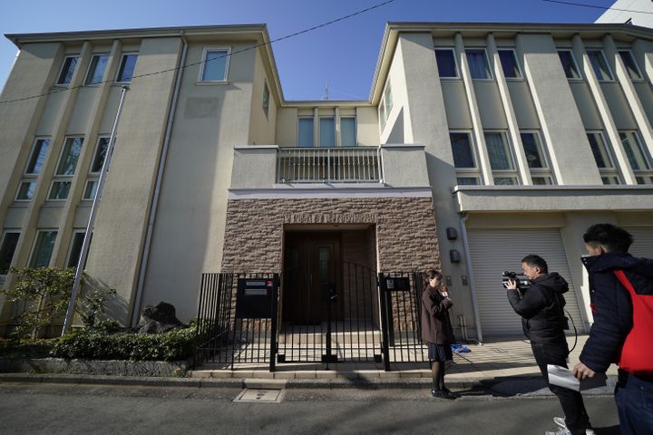 Une équipe de télévision japonaise devant la maison de Carlos Ghosn à Tokyo (Japon) le 3 janvier 2020. (TORU HANAI / GETTY IMAGES ASIAPAC)