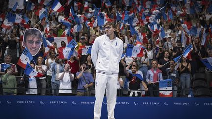 Avec ses quatre médailles paralympiques, Alex Portal doit parfois se sentir un peu seul sur sa planète. Pas de quoi le priver d'une nouvelle dose de communion avec le public, après sa deuxième place sur 200 m 4 nages, mardi 3 septembre 2024, à la Paris La Défense Arena. (CURUTCHET VINCENT / AFP)