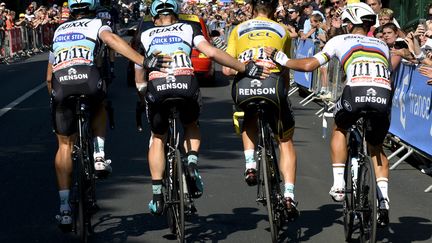 Tony Martin aidé par ses co-équipiers à l'arrivée de l'étape 6, au Havre. (POOL L'EQUIPE / BELGA MAG)