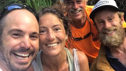 Amanda Eller pose avec trois hommes venus à son secours, le 24 mai 2019, dans la réserve de Makawao sur l'île hawaïenne de Maui (Etats-Unis). (JAVIER CANTELLOPS / FACEBOOK.COM/AMANDAELLERSMISSING / AFP)