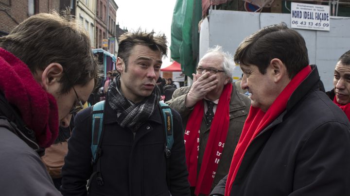 Patrick Kanner rencontre son adversaire Front de gauche pour les &eacute;lections d&eacute;partementales, Hugo Vandamme, sur le march&eacute; de Wazemmes, &agrave; Lille (Nord), le 15 mars 2015. (MATHIEU DEHLINGER / FRANCETV INFO)