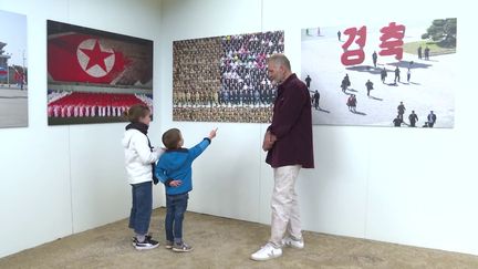 Le photographe Philippe Chancel et de jeunes visiteurs&nbsp;au&nbsp;Vannes Photos Festival 2020. (France 3 Bretagne / Nicolas Corbard)