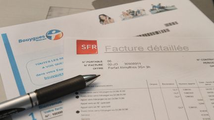 Des factures de Bouygues télécom et de SFR. Image d'illustration. (MAXPPP)