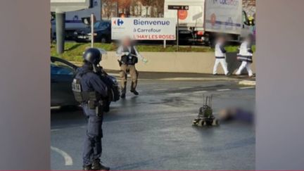 Une attaque au couteau a eu lieu à Villejuif (Val-de-Marne), vendredi 3 janvier, à 14 heures. Un homme a été tué et deux autres personnes blessées, dont une très grièvement. (France 2)