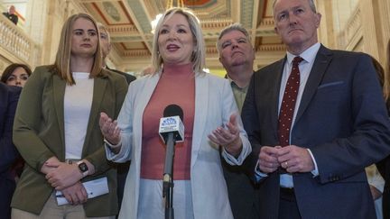 La leader du parti républicain nord-irlandais Sinn Fein, Michelle O'Neill (au centre), et son équipe, à Belfast, en Irlande du Nord, le 13 mai 2022. (PAUL FAITH / AFP)