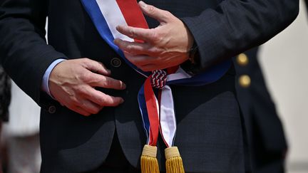 Un député avec son écharpe tricolore le 14 juillet 2023 à Nancy (photo d'illustration). (ALEXANDRE MARCHI / MAXPPP)