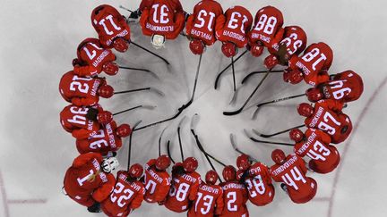 La cohésion de l'équipe russe féminine de hockey sur glace malgré sa défaite en demi-finale contre le Canada dimanche 19 février 2018. (JUNG YEON-JE / AFP)