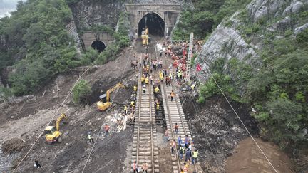 Une ligne de chemin de fer endommagée, le 3 août 2023 dans la région de Pékin (Chine), après le passage du typhon Doksuri. (JADE GAO / AFP)