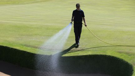 L'arrosage du golf de Ailsa, en Ecosse, le 10 juillet 2009. (Photo d'illustration) (PETER MUHLY / AFP)