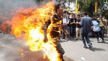 Janphel Yeshi, un Tib&eacute;tain exil&eacute; de 27 ans, s'est immol&eacute; par le feu le 26 mars 2012 &agrave; New Delhi&nbsp;(Inde), pour protester contre la venue du pr&eacute;sident chinois Hu Jintao. (HIMANSHU SHARMA / AFP)