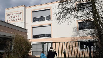 L'&eacute;cole primaire de Villefontaine (Is&egrave;re), dont le directeur a &eacute;t&eacute; mis en examen, mercredi 25 mars 2015, pour viols et agressions sexuelles sur mineurs. (PHILIPPE DESMAZES / AFP)