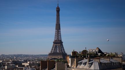 Le ballon Airparif, près de la Tour Eiffel, à Paris, le 7 mai 2020, au 52e jour du confinement. (JOEL SAGET / AFP)