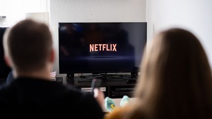 La plateforme américaine Netflix modifie le calcul de ses audiences. (DANIEL REINHARDT / DPA)