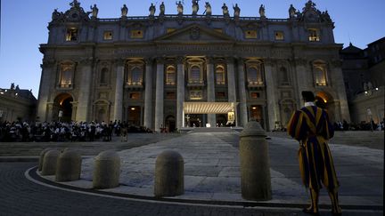 &nbsp; (Arrêtés pour divulgation d'informations confidentielles au Vatican © REUTERS/Max Rossi)