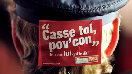 Un militant du Front de gauche porte un sticker "Casse toi pov'con. Et c'est lui qui le dit !", lors d'un meeting &agrave; Lille (Nord), le 27 mars 2012. (PHILIPPE HUGUEN / AFP)