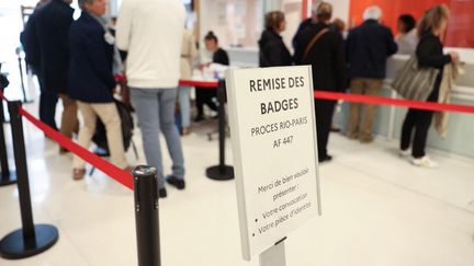 Les parties civiles attendent pour assister au procès du crash Rio-Paris, le 10 octobre 2022. (THOMAS SAMSON / AFP)