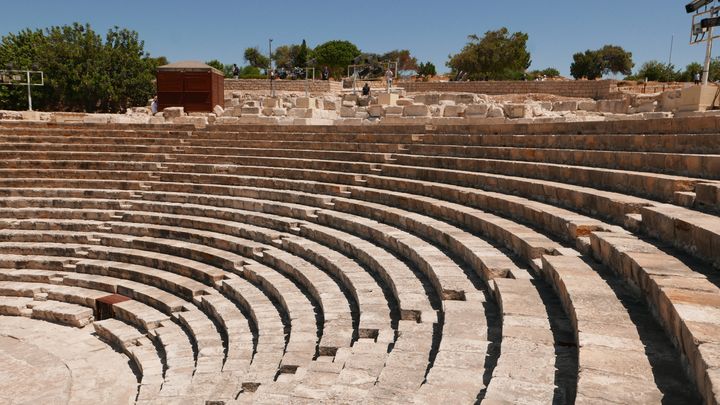 Le théâtre gréco-romain&nbsp;de l’antique cité-royaume&nbsp;de Kourion qui surplombe la mer&nbsp;de 70 m. On y trouve aussi&nbsp;de&nbsp;fines mosaïques du IVe siècle de&nbsp;la maison d’Eustolios (EMMANUEL LANGLOIS/FRANCEINFO)