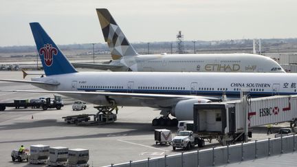 Sur le tarmac de l'aéroport John F. Kennedy, à New York, le 21 mars 2017. (DON EMMERT / AFP)