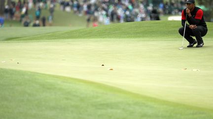 Tiger Woods en pleine réflexion sur le green d'Augusta (PATRICK SMITH / GETTY IMAGES NORTH AMERICA)