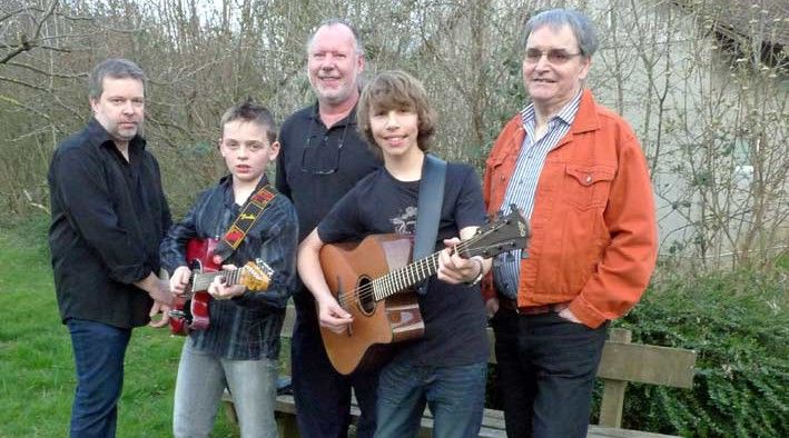 Florian avec les membres du Pierre Specker Band (de gauche à droite) :  Rémy Huttenschmitt, Pierrot Bauer et Pierre Specker, et au premier rang , Florian avec Valentin Rieth qui est aussi guitariste dans le groupe  Haute Fréquence
 (Pierre Specker )