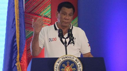 Le président philippin Rodrigo Duterte fait un doigt d'honneur à l'Union européenne, lors d'une allocution télévisée à Davao (Philippines), le 20 septembre 2016. (LEANDRO SALVO DAVAL JR / REUTERS)