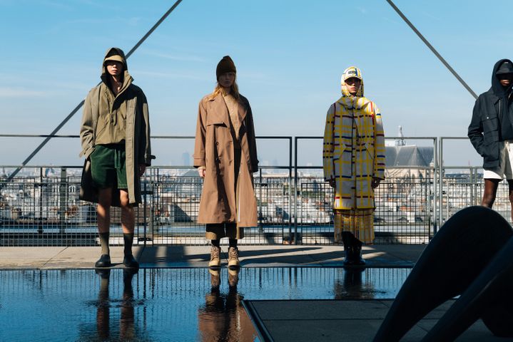 Défilé Aigle printemps-été 2023 à la Paris Fashion Week, le 4 octobre 2022 : à droite un modèle de la collab avec le Centre Pompidou inspirée par la toie de Mondrian New york City (1942) (Alexandre Faraci)