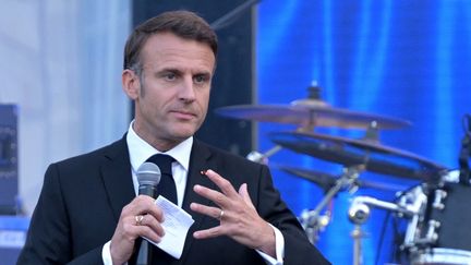 Emmanuel Macron dans la cour de l'Elysée, à l'occasion de la Fête de la musique, à Paris, le 21 juin 2024. (BERTRAND GUAY / AFP)