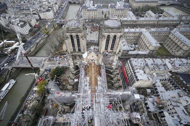 Cette photographie prise du haut de la cathédrale Notre-Dame de Paris montre la structure de l'édifice en cours de reconstruction, sur l'île de la Cité à Paris, le 8 décembre 2023. (CHRISTOPHE ENA / AFP)