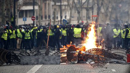 Les manifestants ont érigé une barricade au milieu de la route sur laquelle un feu a été allumé, à Paris le 8 décembre 2018.&nbsp; (MAXPPP)