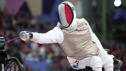 Maxime Valet à l'assaut de l'Italie. Avec ses compatriotes Ludovic Lemoine et Damien Tokatlian, ils viendront à bout des Transalpins dans la petite finale du fleuret par équipes (45-36) pour offrir à la France sa première médaille en para-escrime de ces Jeux. (BOUKLA FABIEN / KMSP)