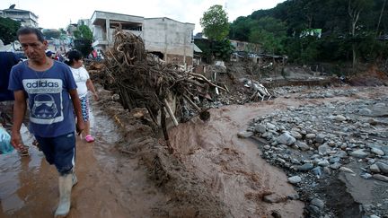 Des habitants de la ville de Mocoa, en Colombie, dévastée par une coulée de boue, samedi 1er avril 2017. (JAIME SALDARRIAGA / REUTERS)