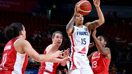 La Française Gabby Williams encerclée par les Canadiennes lors de la Coupe du monde, à Sydney (Australie), le 23 septembre 2022. (MAXPPP)