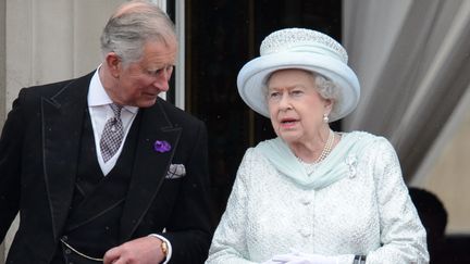 Le prince Charles et la reine du Royaume-Uni, Elizabeth II, au balcon de Buckingham Palace,&nbsp;&agrave; l'occasion du jubil&eacute;&nbsp;de la reine, le 5 juin 2012. (LEON NEAL / AFP)