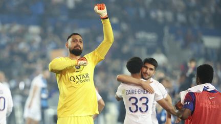 Les joueurs du Paris Saint-Germain célèbrent le 11e sacre de champion de France du club, après leur match nul contre Strasbourg, samedi 27 mai 2023. (JEAN CATUFFE / AFP)