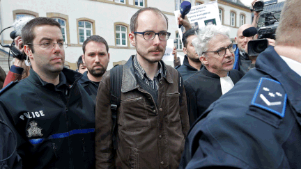 &nbsp; (Antoine Deltour et son avocat William Bourdon, escorté par la police le 26 avril à la sortie du premier jour de son procès au Luxembourg © Reuters)