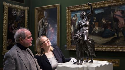 Paul Joannides et Victoria Avery du Fitzwilliam Museum, &agrave; Cambridge (Royaume-Uni) observe un bronze attribu&eacute; &agrave; Michel-Ange, lundi 2 f&eacute;vrier 2015.&nbsp; (JACK TAYLOR / AFP)