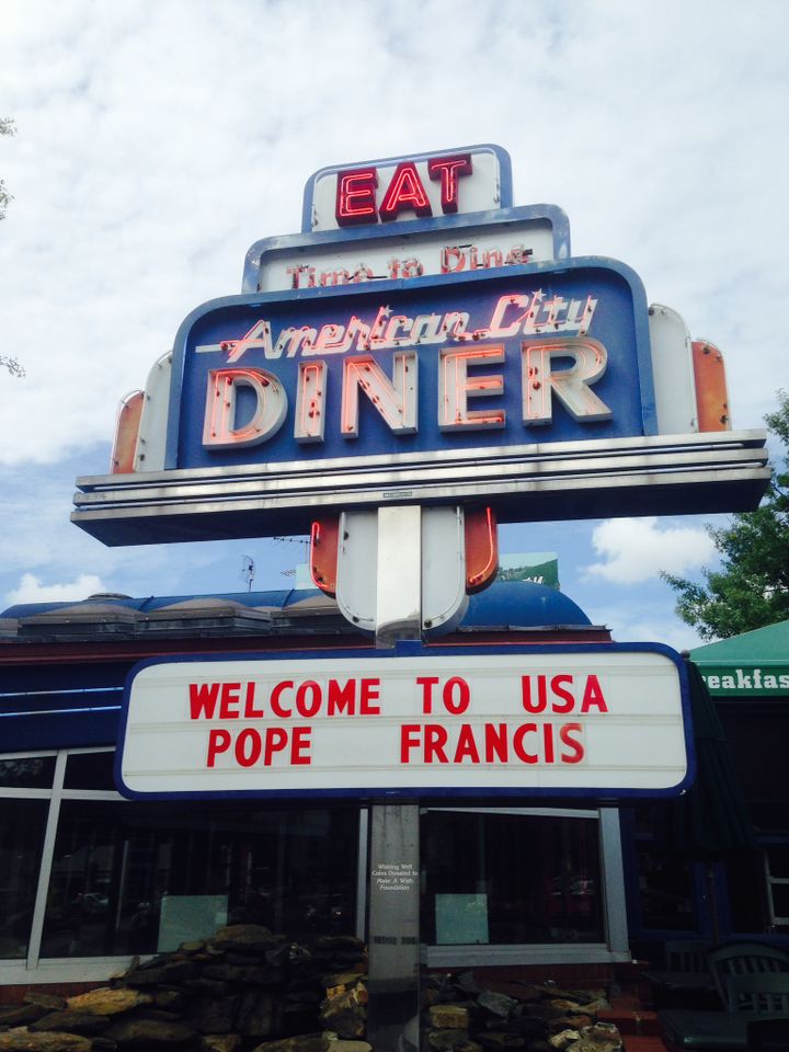 &nbsp; (Des messages de bienvenue pour le pape s'affichent partout à Washington © Radio France - Frédéric Carbonne)