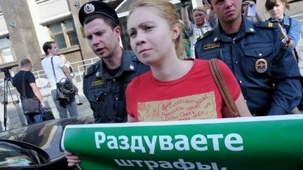 Une opposante russe interpellée à l'extérieur de la Douma, le 22 mai 2012 (AFP/NATALIA KOLESNIKOVA)