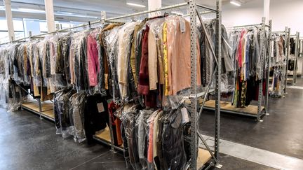 Des vêtements dans un entrepôt de Vestiaire Collective à Tourcoing dans le nord de la France, le 4 décembre 2017 (PHILIPPE HUGUEN / AFP)