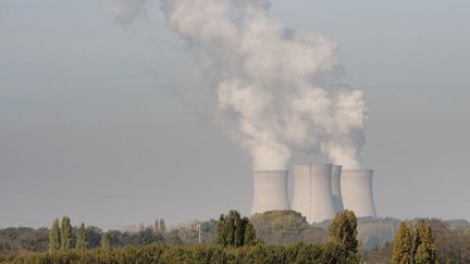 De la fumée s'échappe du site nucléaire de Dampierre-en-Burly (Loiret), le 23 octobre 2018. (GUILLAUME SOUVANT / AFP)